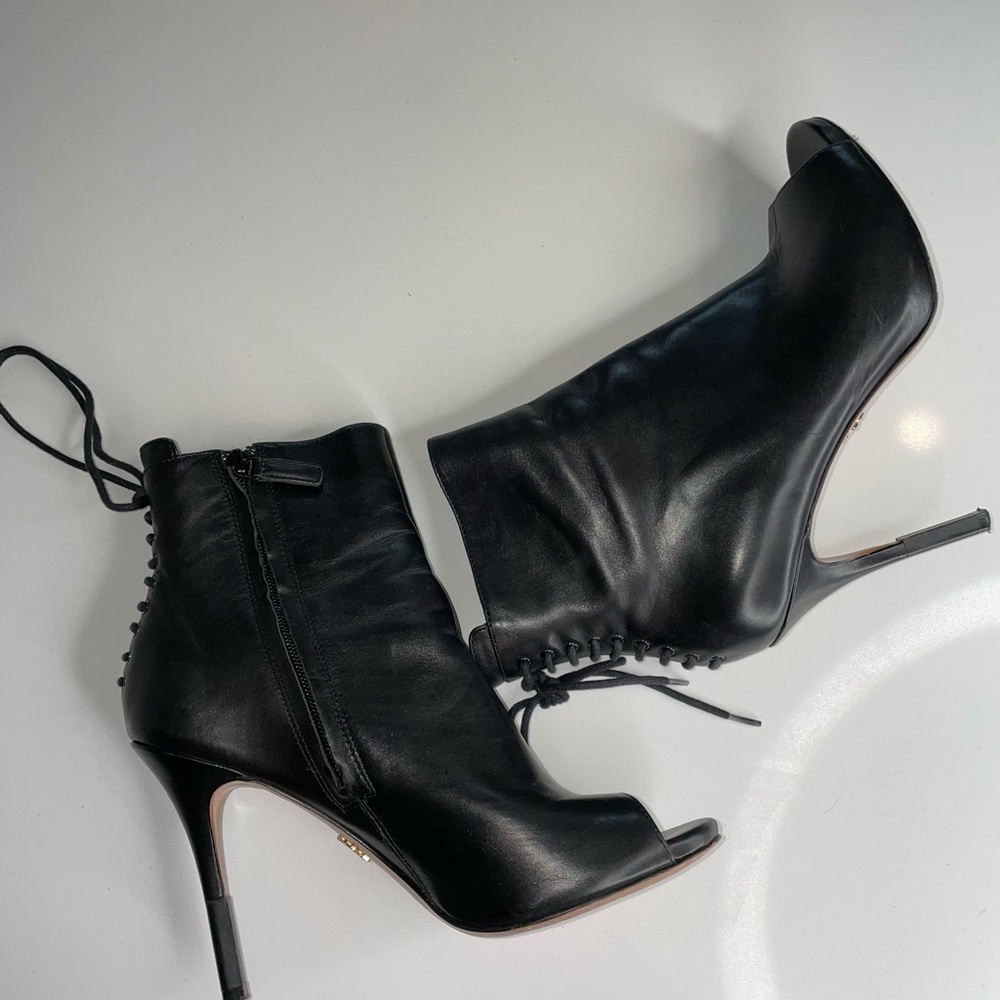 Black open tie bootie pour la Victoire